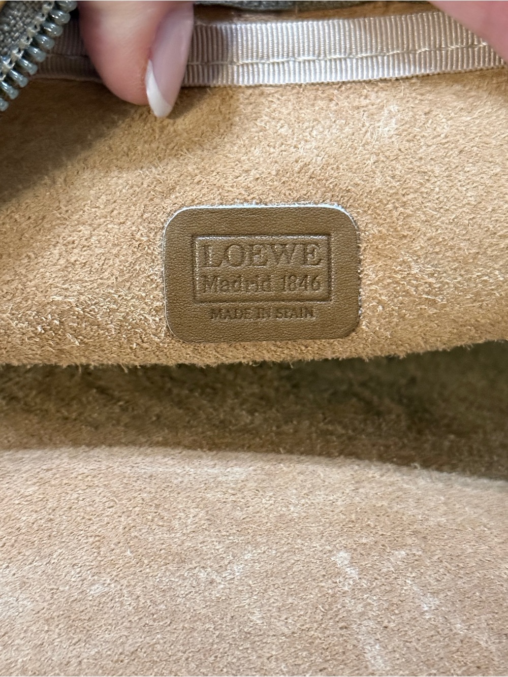 Loewe Vintage Anagram Embossed Camel Gold Leather Camera Shoulder Bag Amazona - Picture 6 of 10